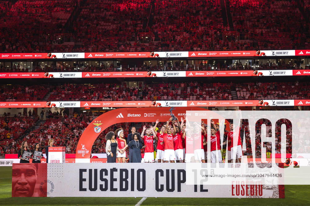 SL Benefica Vs Feyenoord in Lisbon, Portugal - 28 Jul 2024 SL Benfica players receive the Eusebio Cup Trophy at the end of the Pre-Season Friendly match between SL Benfica and Feyenoord at Estadio da Luz. (Final score: SL Benfica 5 - 0 Feyenoord) Lisbon Portugal