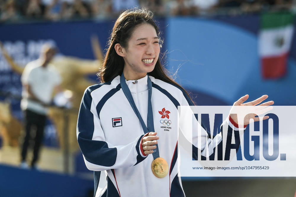 Paris 2024 - Fans welcome medalists at the Parc des Champions in Paris FA China’s golden medalist at fencing Man Wai Vivian Kong arrives as fans welcome champions at the Parc des Champions at Trocadero, during the Paris 2024 Olympic Games, Olympische Spiele, Olympia, OS on July 29, 2024. Photo by Firas Abdullah ABACAPRESS.COM Paris Ile-de-France France