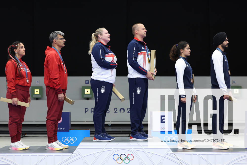 Sportschießen, Mixed Team 10m Luftpistole, Olympiasieger Zorana Arunovic und Damir Mikec (240730) -- CHATEAUROUX, July 30, 2024 -- Gold medalists Zorana Arunovic (3rd L) Damir Mikec (3rd R) of Serbia, silver medalists Sevval Ilayda Tarhan (1st L) Yusuf Dikec (2nd L) of T¨¹rkiye and bronze medalists Manu Bhaker (2nd R) Sarabjot Singh of India attend the awarding ceremony after the 10m air pistol mixed team gold medal match of shooting between T¨¹rkiye and Serbia at the Paris 2024 Olympic Games, Olympische Spiele, Olympia, OS in Chateauroux, France, on July 30, 2024. ) (PARIS2024)FRANCE-CHATEAUROUX-OLY-SHOOTING ZhaoxDingzhe