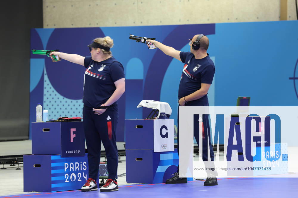 Sportschießen, Mixed Team 10m Luftpistole, Olympiasieger Zorana Arunovic und Damir Mikec (240730) -- CHATEAUROUX, July 30, 2024 -- Zorana Arunovic (L) Damir Mikec of Serbia compete during the 10m air pistol mixed team gold medal match of shooting between T¨¹rkiye and Serbia at the Paris 2024 Olympic Games, Olympische Spiele, Olympia, OS in Chateauroux, France, on July 30, 2024. ) (PARIS2024)FRANCE-CHATEAUROUX-OLY-SHOOTING ZhaoxDingzhe