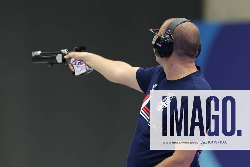 Sportschießen, Mixed Team 10m Luftpistole, Olympiasieger Zorana Arunovic und Damir Mikec (240730) -- CHATEAUROUX, July 30, 2024 -- Damir Mikec of Serbia competes during the 10m air pistol mixed team gold medal match of shooting between T¨¹rkiye and Serbia at the Paris 2024 Olympic Games, Olympische Spiele, Olympia, OS in Chateauroux, France, on July 30, 2024. ) (PARIS2024)FRANCE-CHATEAUROUX-OLY-SHOOTING ZhaoxDingzhe