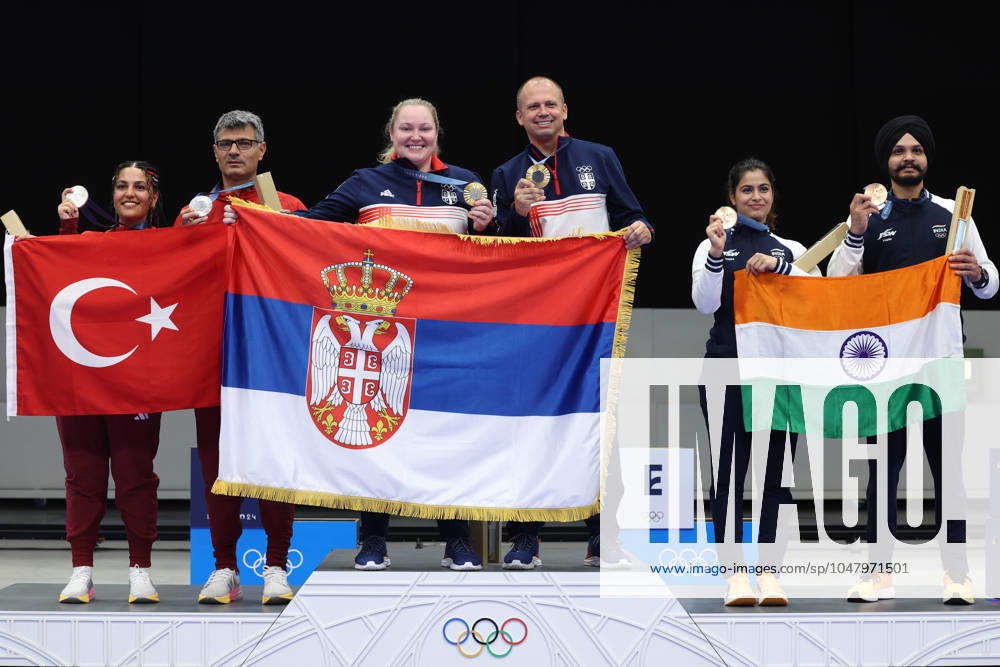 Sportschießen, Mixed Team 10m Luftpistole, Olympiasieger Zorana Arunovic und Damir Mikec (240730) -- CHATEAUROUX, July 30, 2024 -- Gold medalists Zorana Arunovic (3rd L) Damir Mikec (3rd R) of Serbia, silver medalists Sevval Ilayda Tarhan (1st L) Yusuf Dikec (2nd L) of T¨¹rkiye and bronze medalists Manu Bhaker (2nd R) Sarabjot Singh of India attend the awarding ceremony after the 10m air pistol mixed team gold medal match of shooting between T¨¹rkiye and Serbia at the Paris 2024 Olympic Games, Olympische Spiele, Olympia, OS in Chateauroux, France, on July 30, 2024. ) (PARIS2024)FRANCE-CHATEAUROUX-OLY-SHOOTING ZhaoxDingzhe