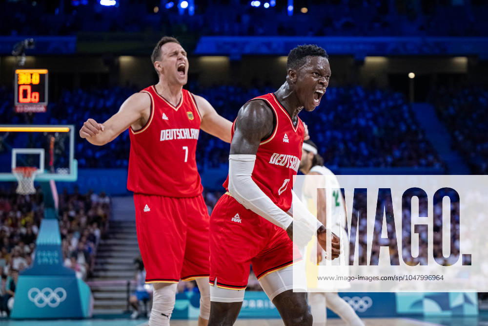 Olympische Spiele Paris 2024 Basketball Lille 30.07.2024 Vorrunde Männer Herren Brasilien (BRA) - Deutschland (GER) Dennis Schröder Schroeder (Deutschland, No.17) Schröder Schroder Johannes Voigtmann (Deutschland, No.07) Jubel