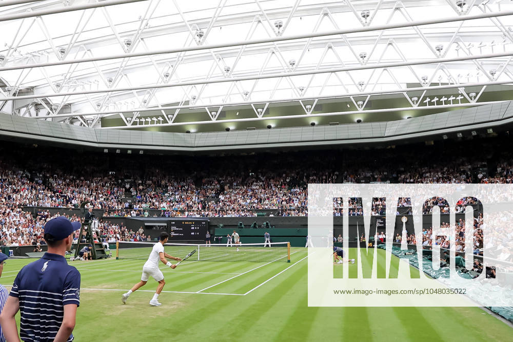 Carlos Alcaraz (ESP) vs. Ugo Humbert auf dem Centre Court mit geschloessenem Dach, Uebersicht,