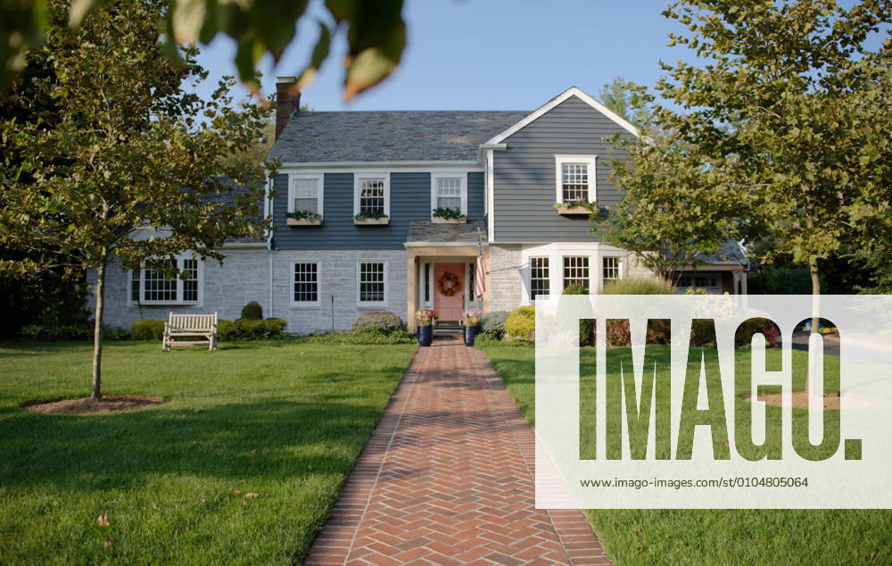 Ruth Bader and Martin Ginsburg were married in 1954 in his family s Colonial home in Rockville Centre, Long Island. Brian and Chloe Schiele, the current owners, bought the house in 2016 from Martin Ginsburg s sister and brother-in-law, Claire and Edward Steipleman. Rockville Centre United States - ZUMAp115 20200921_zap_p115_006