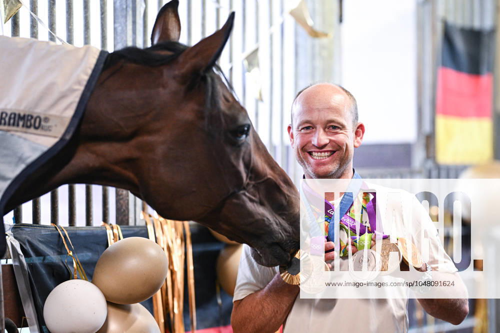Olympische Sommerspiele in Paris 2024 Reiten Vielseitigkeit 01.08.2024 Fotoshooting mit dem vierfachen Olympiasieger Michael Jung (Deutschland) und seinem Erfolgspferd Chipmunk, seiner Goldmedaille im Einzel von Paris 2024, sowie die beiden Medaillen, Einzel Gold und Mannschaft Silber von Rio 2016 und den beiden Goldmedaillen der Olympischen Spiele von London 2012 auf seinem Reiterhof in Horb-Altheim (Kreis Freudenstadt)