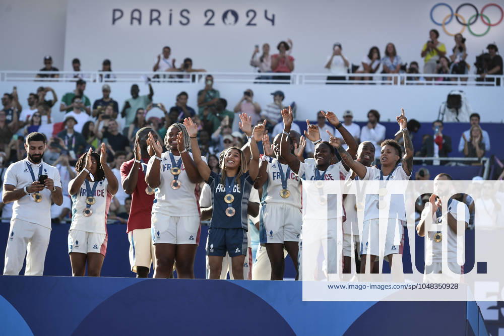 Paris 2024 - Fans welcome medalists at the Parc des Champions in Paris Judo Mixed Team Gold Medalists Team France celebrating as fans welcome champions at the Parc des Champions at Trocadero, during the Paris 2024 Olympic Games, Olympische Spiele, Olympia, OS on August 5, 2024. Photo by Firas Abdullah ABACAPRESS.COM Paris Ile-de-France Greece