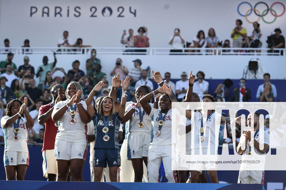 Paris 2024 - Fans welcome medalists at the Parc des Champions in Paris Judo Mixed Team Gold Medalists Team France celebrating as fans welcome champions at the Parc des Champions at Trocadero, during the Paris 2024 Olympic Games, Olympische Spiele, Olympia, OS on August 5, 2024. Photo by Firas Abdullah ABACAPRESS.COM Paris Ile-de-France Greece