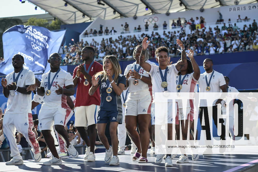 Paris 2024 - Fans welcome medalists at the Parc des Champions in Paris Judo Mixed Team Gold Medalists Team France celebrating as fans welcome champions at the Parc des Champions at Trocadero, during the Paris 2024 Olympic Games, Olympische Spiele, Olympia, OS on August 5, 2024. Photo by Firas Abdullah ABACAPRESS.COM Paris Ile-de-France Greece