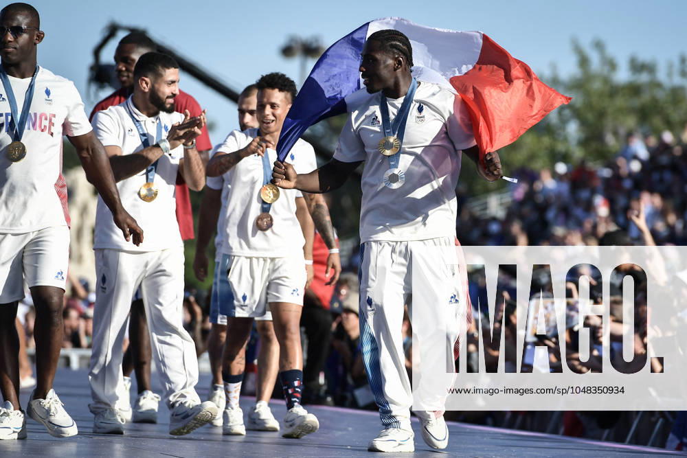 Paris 2024 - Fans welcome medalists at the Parc des Champions in Paris Judo Mixed Team Gold Medalists Team France with Joan-Benjamin Gaba celebrating as fans welcome champions at the Parc des Champions at Trocadero, during the Paris 2024 Olympic Games, Olympische Spiele, Olympia, OS on August 5, 2024. Photo by Firas Abdullah ABACAPRESS.COM Paris Ile-de-France Greece