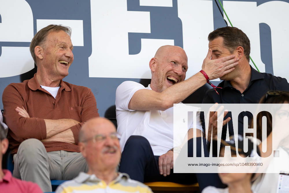 Testspiel, Saison 2024 2025, Borussia Moenchengladbach - FC Villareal in Altach. Gute Laune auf der Tribuene bei Hans Joachim Watzke (Borussia Dortmund, Geschaeftsfuehrer), Matthias Sammer (Borussia Dortmund, externer Berater) und Lars Ricken (Borussia Dortmund 09, Geschaeftsfuehrer . Foto: Kirchner-Media DI