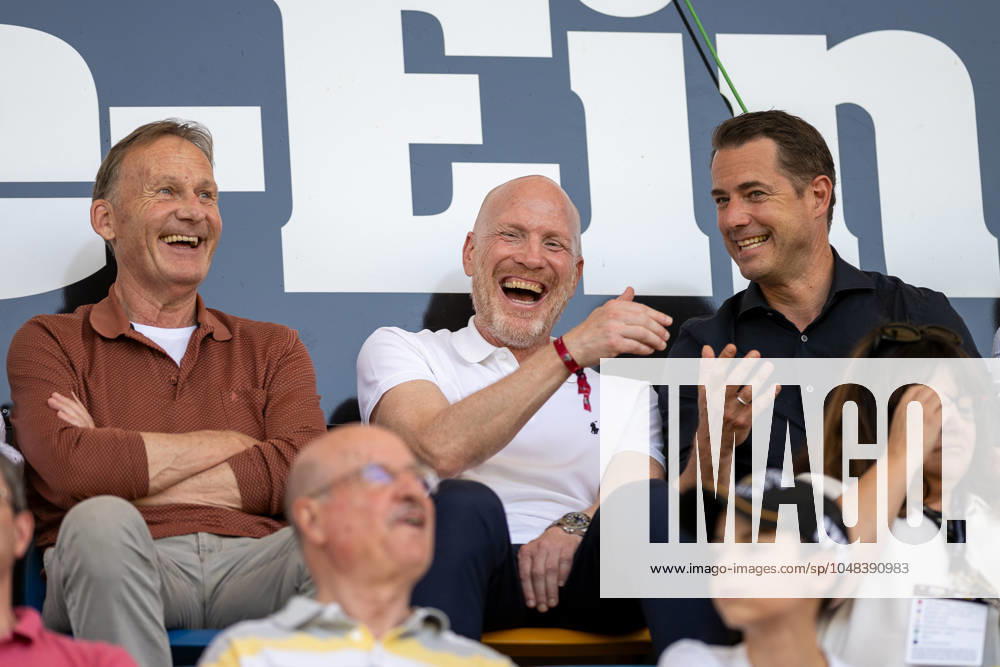 Testspiel, Saison 2024 2025, Borussia Moenchengladbach - FC Villareal in Altach. Gute Laune auf der Tribuene bei Hans Joachim Watzke (Borussia Dortmund, Geschaeftsfuehrer), Matthias Sammer (Borussia Dortmund, externer Berater) und Lars Ricken (Borussia Dortmund 09, Geschaeftsfuehrer . Foto: Kirchner-Media DI