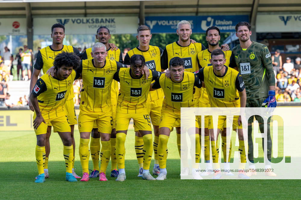 Testspiel, Saison 2024 2025, Borussia Moenchengladbach - FC Villareal in Altach. Die Mannschaft des BVB stellt sich zum Mannschaftsfoto. Hintere Reihe v. li.: Felix Nmecha (Borussia Dortmund 09, 08), Sebastian Haller (Borussia Dortmund 09, 09), Nico Schlotterbeck (Borussia Dortmund 09, 04), Niklas Suele (Borussia Dortmund 09, 25), Ramy Bensebaini (Borussia Dortmund, 05) und Gregor Kobel (Borussia Dortmund 09, 01). Vordere Reihe v. li.: Karim Adeyemi (Borussia Dortmund 09, 27), Julian Ryerson (Borussia Dortmund, 26), Jamie Bynoe-Gittens (Borussia Dortmund 09, 43), Giovanni Reyna (Borussia Dortmund 09, 07) und Pascal Gross (Borussia Dortmund, 13). Foto: Kirchner-Media DI