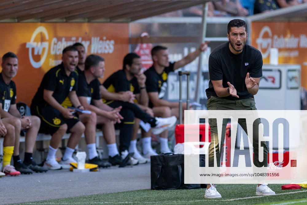 Testspiel, Saison 2024 2025, Borussia Moenchengladbach - FC Villareal in Altach. Nuri Sahin (Borussia Dortmund, Trainer) versucht sein Team zu motivieren und auch das Funktionsteam wird laut. Foto: Kirchner-Media DI
