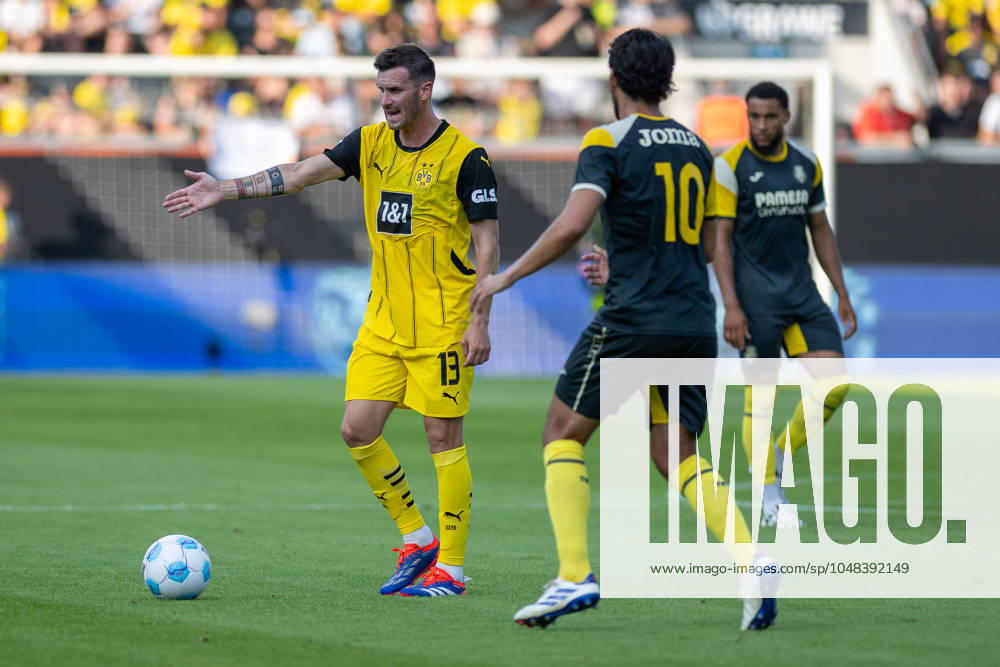 Testspiel, Saison 2024 2025, Borussia Moenchengladbach - FC Villareal in Altach. Pascal Gross (Borussia Dortmund, 13) gibt seinen Teamkollegen lautstark Anweisungen. Davor Dani Parejo (FC Villareal, 10). Foto: Kirchner-Media DI