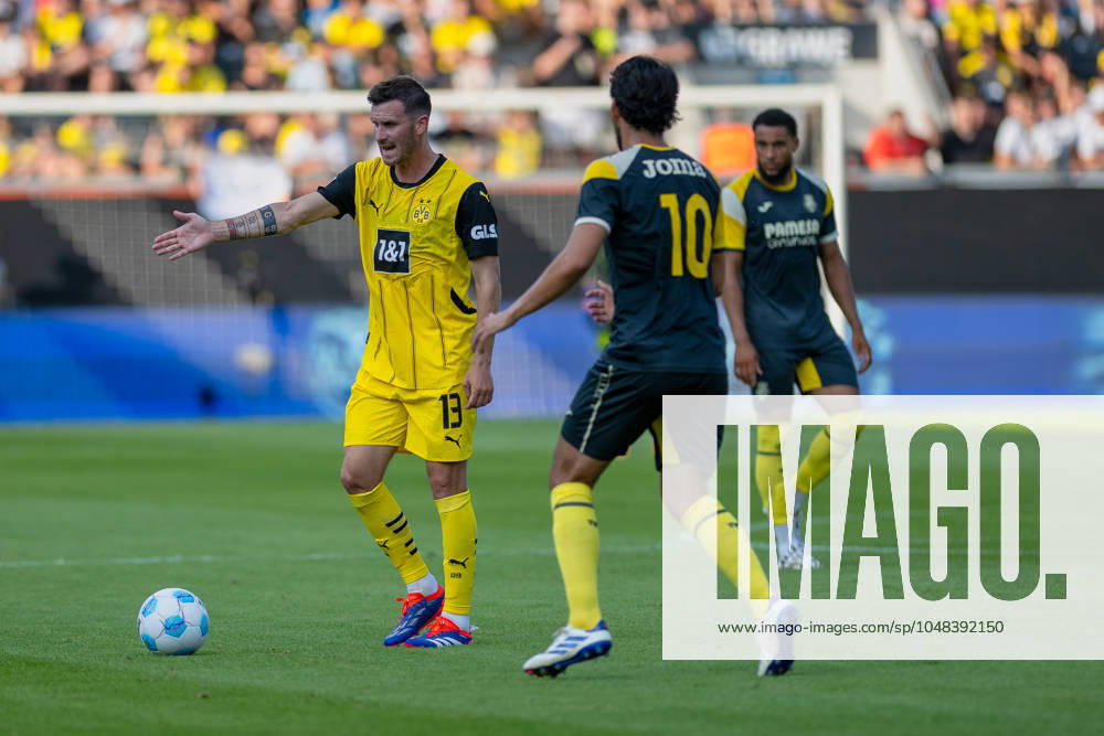 Testspiel, Saison 2024 2025, Borussia Moenchengladbach - FC Villareal in Altach. Pascal Gross (Borussia Dortmund, 13) gibt seinen Teamkollegen lautstark Anweisungen. Davor Dani Parejo (FC Villareal, 10). Foto: Kirchner-Media DI