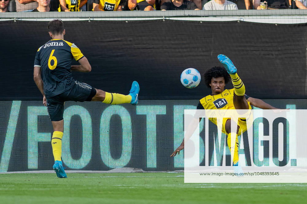 Testspiel, Saison 2024 2025, Borussia Moenchengladbach - FC Villareal in Altach. Karim Adeyemi (Borussia Dortmund 09, 27) beim Fallrueckzieherversuch uns Denis Suarez (FC Villareal, 06) versucht den Schuss zu blocken. Foto: Kirchner-Media DI