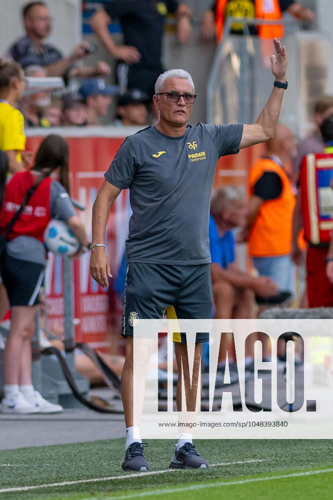 Testspiel, Saison 2024 2025, Borussia Moenchengladbach - FC Villareal in Altach. Marcelino (FC Villareal, Trainer) versucht sein Team zu motivieren. Foto: Kirchner-Media DI