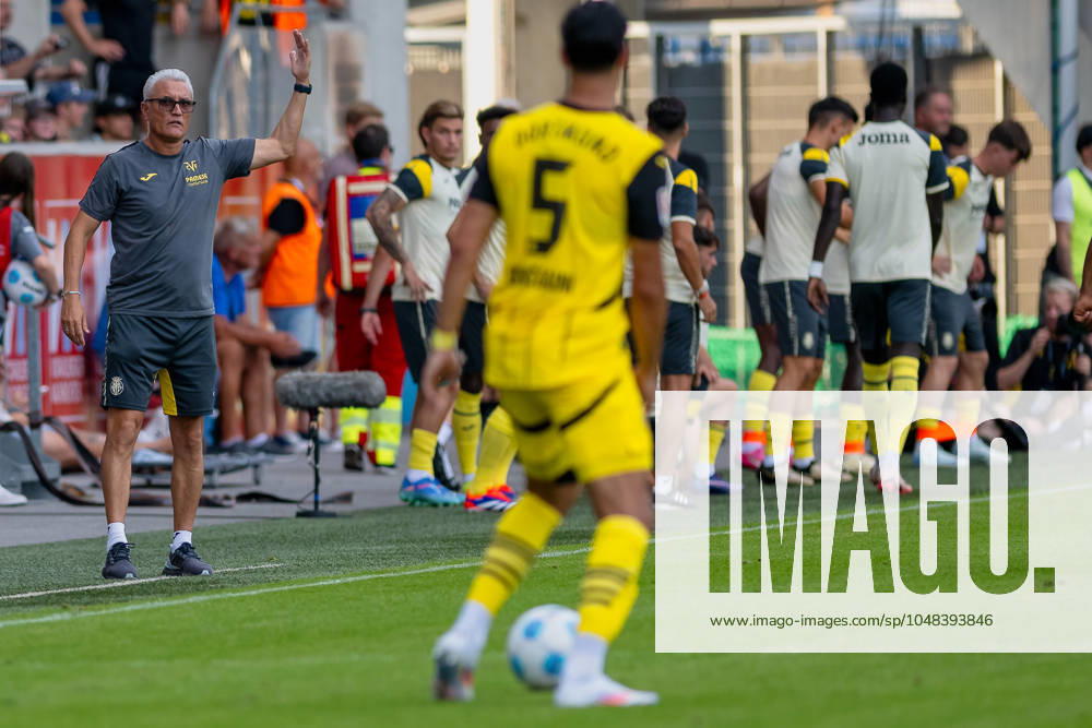 Testspiel, Saison 2024 2025, Borussia Moenchengladbach - FC Villareal in Altach. Marcelino (FC Villareal, Trainer) fordert mehr Einsatz von seiner Mannschaft. Foto: Kirchner-Media DI