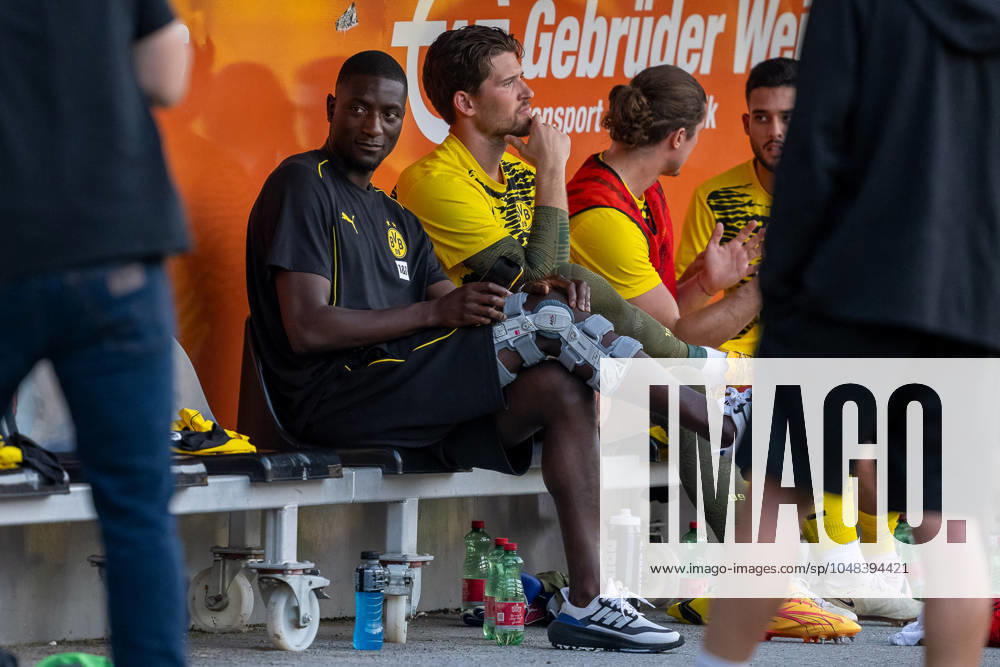 Testspiel, Saison 2024 2025, Borussia Moenchengladbach - FC Villareal in Altach. Serhou Guirassy (Borussia Bortmund) und Gregor Kobel (Borussia Dortmund 09, 01) auf der Ersatzbank. Foto: Kirchner-Media DI