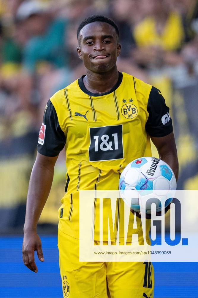 Testspiel, Saison 2024 2025, Borussia Moenchengladbach - FC Villareal in Altach. Youssoufa Moukoko (Borussia Dortmund 09, 18) beim Einwurf. Foto: Kirchner-Media DI