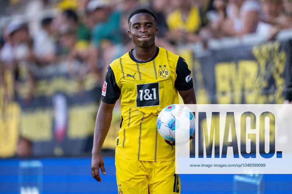 Testspiel, Saison 2024 2025, Borussia Moenchengladbach - FC Villareal in Altach. Youssoufa Moukoko (Borussia Dortmund 09, 18) beim Einwurf. Foto: Kirchner-Media DI