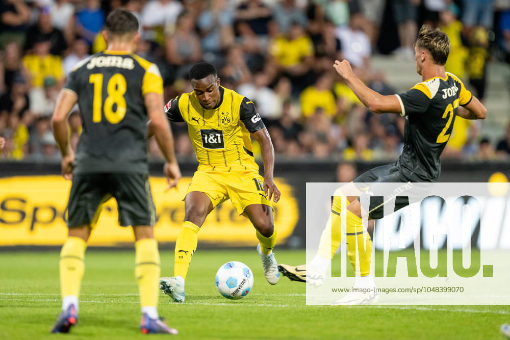 Testspiel, Saison 2024 2025, Borussia Moenchengladbach - FC Villareal in Altach. Youssoufa Moukoko (Borussia Dortmund 09, 18) setzt zum Torschuss an und Paul Cabanes (FC Villareal, 27) versucht den Schuss zu blocken. Davor Adria Altimira (FC Villareal, 18). Foto: Kirchner-Media DI