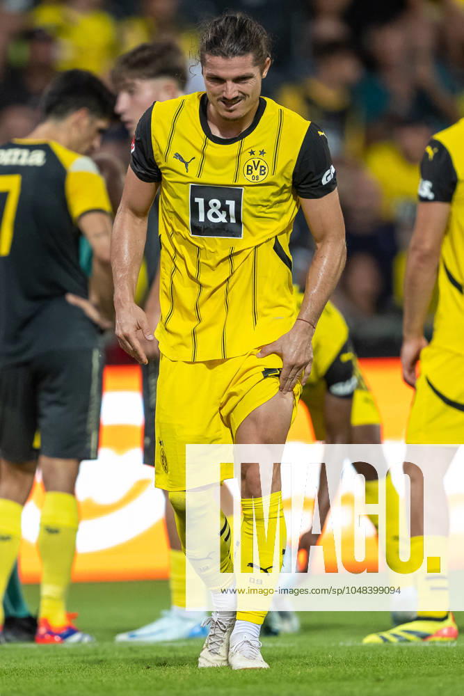 Testspiel, Saison 2024 2025, Borussia Moenchengladbach - FC Villareal in Altach. Nach dem Abpfiff greift sich Marcel Sabitzer (Borussia Dortmund, 20) an den schmerzenden Oberschenkel. Foto: Kirchner-Media DI