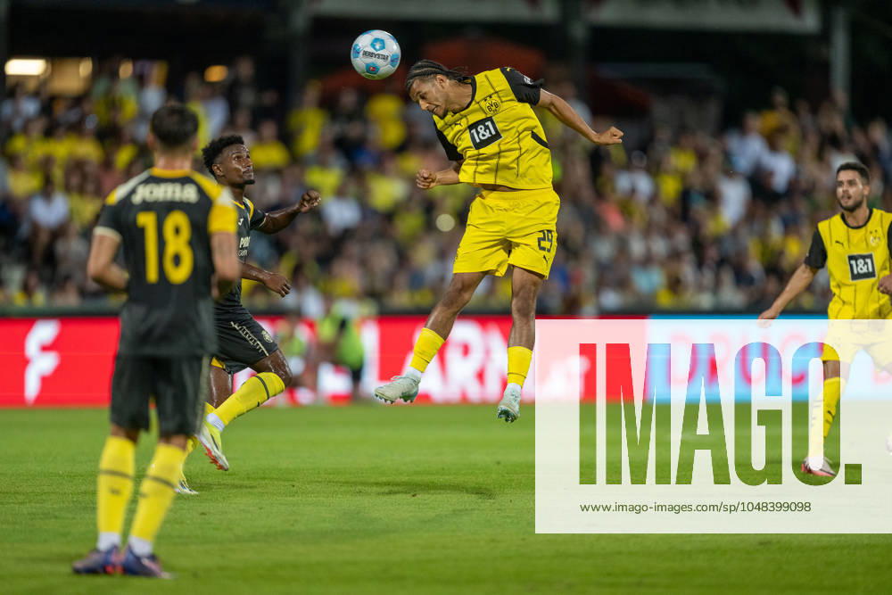 Testspiel, Saison 2024 2025, Borussia Moenchengladbach - FC Villareal in Altach. Paris Josua Brunner (Borussia Dortmund, 29) beim Kopfball. Davor Adria Altimira (FC Villareal, 18). Foto: Kirchner-Media DI