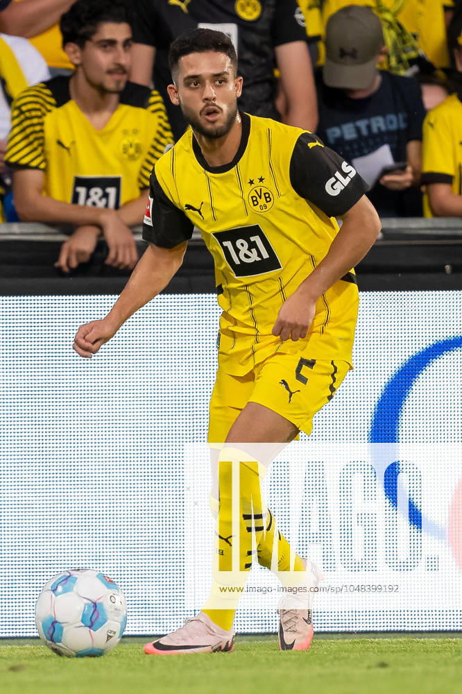 Testspiel, Saison 2024 2025, Borussia Moenchengladbach - FC Villareal in Altach. Couto Yan (Borussia Dortmund, 02) sucht eine Anspielstation. Foto: Kirchner-Media DI