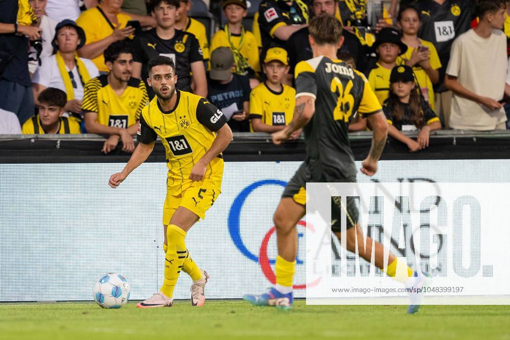 Testspiel, Saison 2024 2025, Borussia Moenchengladbach - FC Villareal in Altach. Couto Yan (Borussia Dortmund, 02) sucht eine Anspielstation. Davor Arnau Sola (FC Villareal, 26). Foto: Kirchner-Media DI