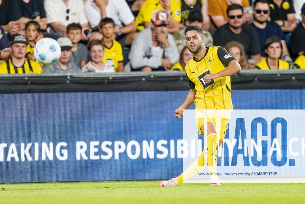 Testspiel, Saison 2024 2025, Borussia Moenchengladbach - FC Villareal in Altach. Couto Yan (Borussia Dortmund, 02) schaut seiner Flanke hinterher. Foto: Kirchner-Media DI