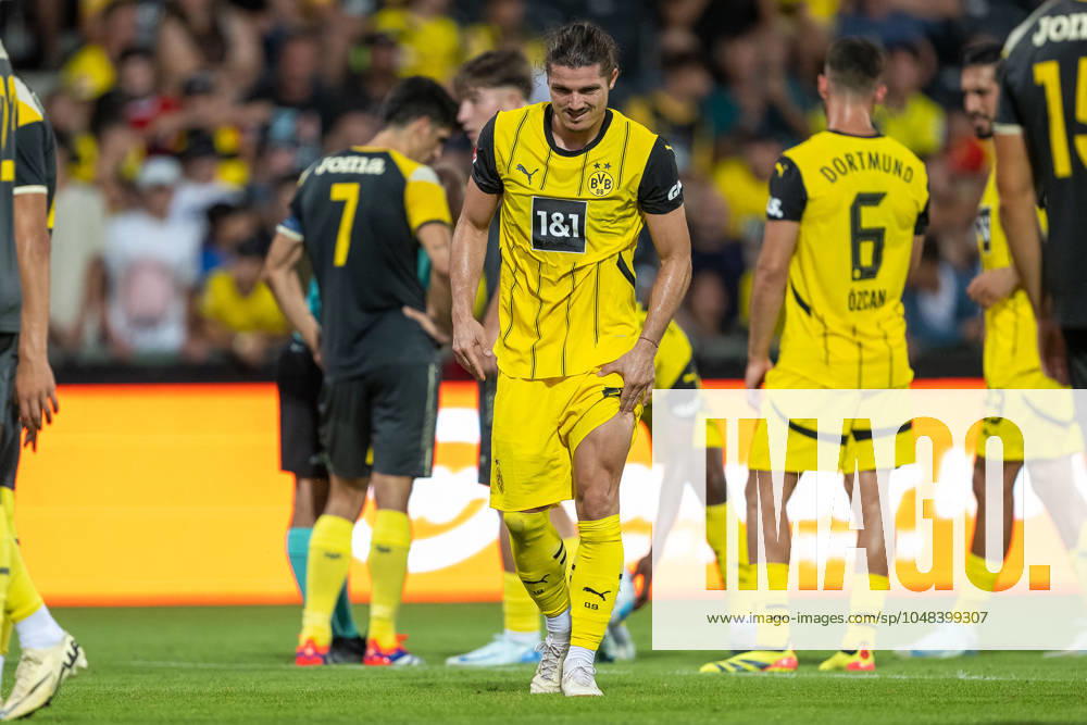 Testspiel, Saison 2024 2025, Borussia Moenchengladbach - FC Villareal in Altach. Nach dem Abpfiff greift sich Marcel Sabitzer (Borussia Dortmund, 20) an den schmerzenden Oberschenkel. Foto: Kirchner-Media DI