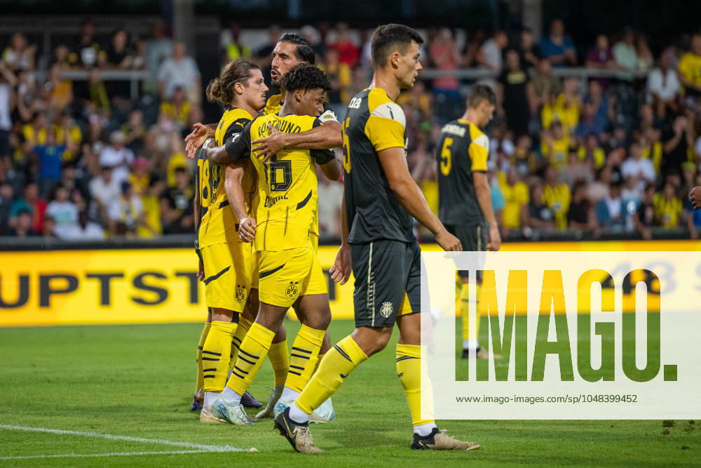 Testspiel, Saison 2024 2025, Borussia Moenchengladbach - FC Villareal in Altach. Waehrend die Spieler von Villareal die Koepfe haengen lassen, umarmt Emre Can (Borussia Dortmund 09, 23) Julien Duranville (Borussia Dortmund 09, 16) vor Freude. Dahinter Marcel Sabitzer (Borussia Dortmund, 20). Foto: Kirchner-Media DI