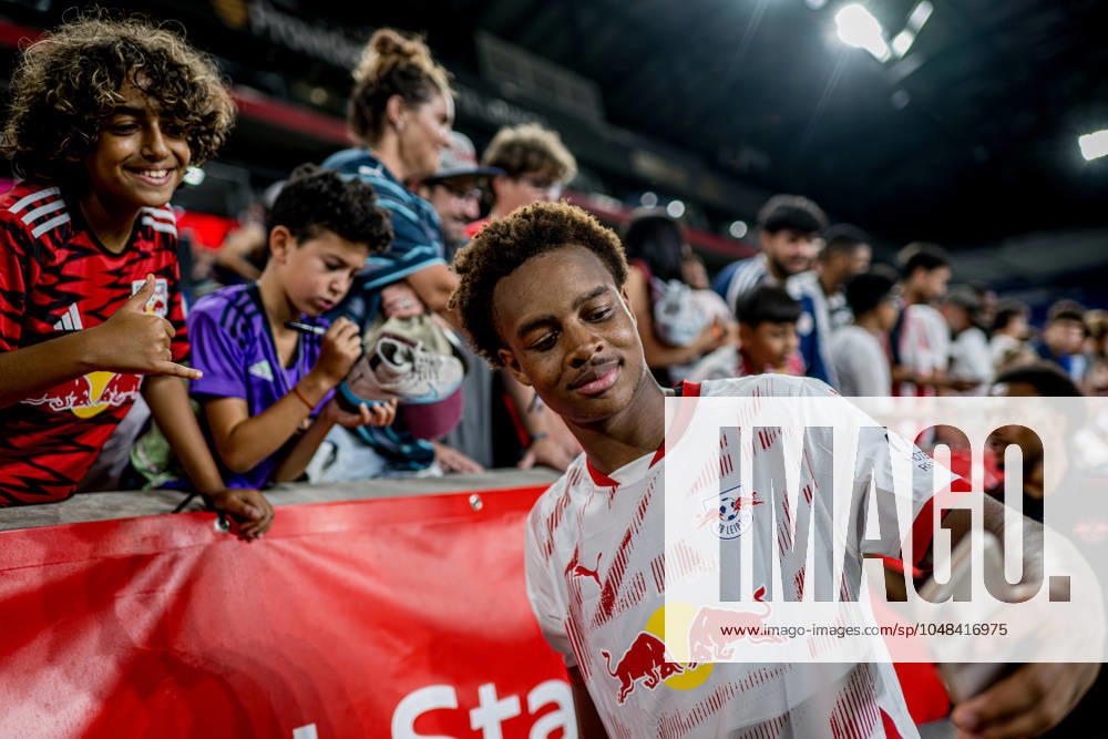 Leipzig Assan Ouedraogo - Schlussjubel mit den Fans. Testspiel RB Leipzig vs Aston Villa 2:0 - Trainingslager in die USA am 31. Juli 2024. Red Bull Arena, Hamilton (USA). US-Tour RB Leipzig - RB Leipzig vs Aston Villa 2:0