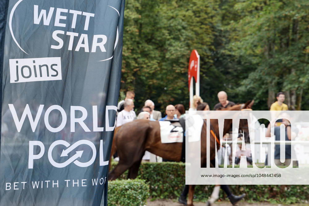 Duesseldorf, Nordrhein-Westfalen, GER - Fahne Wettstar joins World Pool im Fuehrring. Galopprennbahn Duesseldorf-Grafenberg. (Pferd, Fahne, Flagge, Wettstar, World Pool) 240804SG900DUESSELDORF