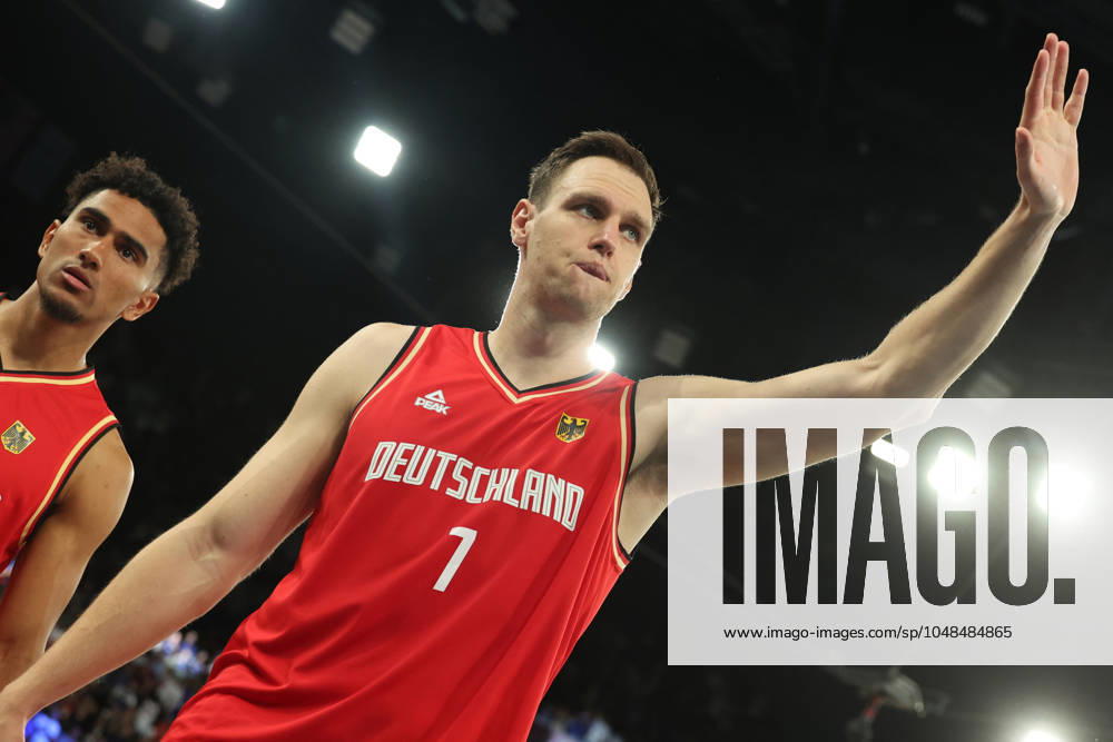 Gefrusteter Abgang von Johannes Voigtmann (GER) mit winken zu den Fans, Niederlage im Halbfinale, Dennis Schröder (GER) in Aktion, Halbfinale Basketball, Frankreich - Deutschland, Paris 2024, Olympic Games, Olympische Spiele, Olympia, OS Paris 2024, Olympic Games 2024, 08.08.2024, -