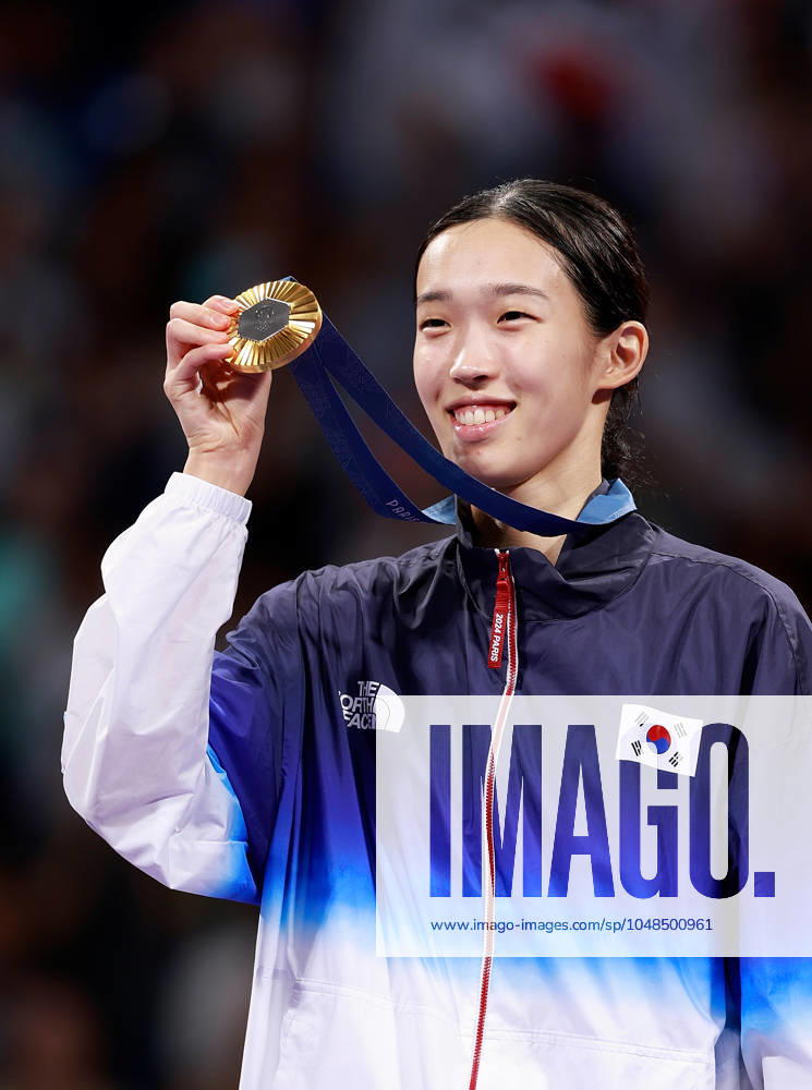 (240808) -- PARIS, Aug. 8, 2024 -- Gold medalist Kim Yujin of South Korea shows the medal during the victory ceremony for taekwondo women -57kg at the Paris 2024 Olympic Games, Olympische Spiele, Olympia, OS in Paris, France, Aug. 8, 2024. ) (PARIS2024) FRANCE-PARIS-OLY-TAEKWONDO FeixMaohua
