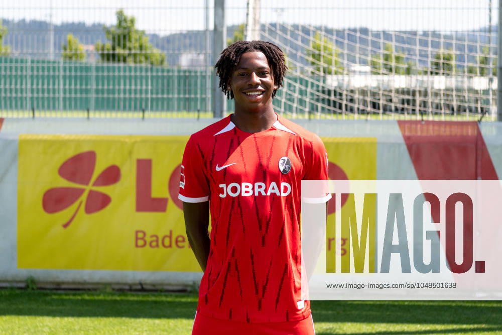 Johan Manzambi; SC Freiburg, 44; GER, SC Freiburg, 1.BL, Portraettermin 2024 2025, 08.08.2024, GER, SC Freiburg, 1.BL, Portraettermin 2024 2025, 08.08.2024 Freiburg