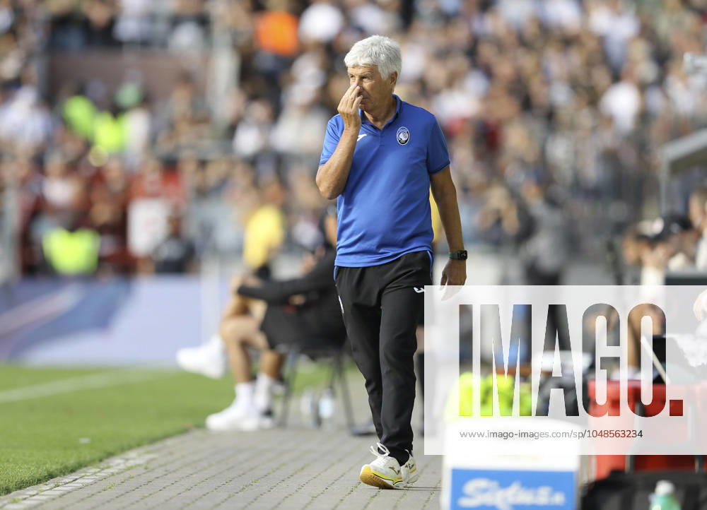 Foto : skeptische Miene bei ... Trainer Gian Piero Gasperini (Bergamo) Fussball 1. Bundesliga , am Fr. 09.08.2024 FC St. Pauli - Atalanta Bergamo