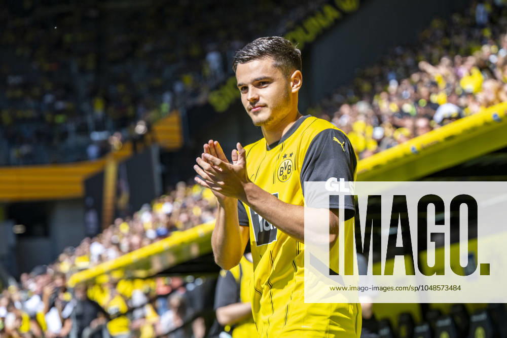 Saisoneröffnung und Testspiel Borussia Dortmund - Aston Villa im Signal-Iduna-Park. Dortmunds Kjell Wätjen grüßt die Fans.