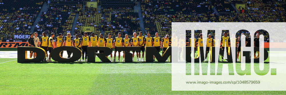 Fussball, Saisoneröffnung, Testspiel, Borussia Dortmund - Aston Villa, Mannschaftsbild des BVB v. l. Trainer Nuri Sahin (Borussia Dortmund), Torwart Marcel Lotka (Borussia Dortmund), Nico Schlotterbeck (Borussia Dortmund), Soumaila Coulibaly (Borussia Dortmund),Salih Özcan (Borussia Dortmund), Ramy Bensebaini (Borussia Dortmund), Niklas Süle (Borussia Dortmund), Youssoufa Moukoko (Borussia Dortmund), Filippo Mane (Borussia Dortmund), Serhou Guirassy (Borussia Dortmund), Almugera Kabar (Borussia Dortmund), Kjell-Arik Wätjen (Borussia Dortmund), Giovanni Reyna (Borussia Dortmund), Marcel Sabitzer (Borussia Dortmund), Julian Brandt (Borussia Dortmund), Felix Nmecha (Borussia Dortmund), Emre Can (Borussia Dortmund), Waldemar Anton (Borussia Dortmund), Cole Campbell (Borussia Dortmund), Paris Brunner (Borussia Dortmund), Julien Duranville (Borussia Dortmund), Jamie Jermaine Bynoe-Gittens (Borussia Dortmund), Karim Adeyemi (Borussia Dortmund), Donyell Malen (Borussia Dortmund), Yan Couto (Borussia Dortmund), Torwart-Trainer Matthias Kleinsteiber (Borussia Dortmund), Co-Trainer Ertugrul Arslan (Borussia Dortmund), Waldemar Anton (Borussia Dortmund), Co-Trainer Lukasz Piszczek (Borussia Dortmund), Dortmund Signal Iduna Park NRW Deutschland xRHR-FOTO DEx