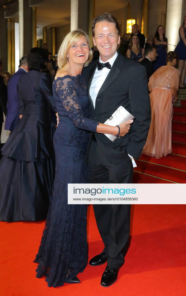 Leipziger Opernball 31.10.2015 Moderator, Journalist Rudolf - Rudi - Cerne + Frau Christine Gebauer in der Oper Leipzig, Augustusplatz 12, Leipzig, beim Leipziger Opernball - 31.10.2015 -