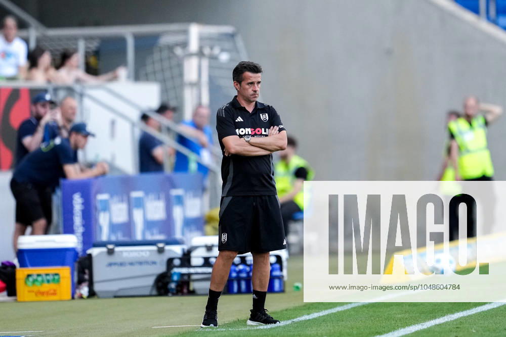 Marco Silva (Trainer, Cheftrainer, Fulham), Freisteller, Ganzkörper, Einzelbild, Einzelfoto, Aktion, Action, am Spielfeldrand, an der Seitenauslinie, 10.08.2024, Sinsheim (Deutschland), Fussball, Testspiel, TSG 1899 Hoffenheim - FC Fulham, DFB DFL REGULATIONS PROHIBIT ANY USE OF PHOTOGRAPHS AS IMAGE SEQUENCES AND OR QUASI-VIDEO.