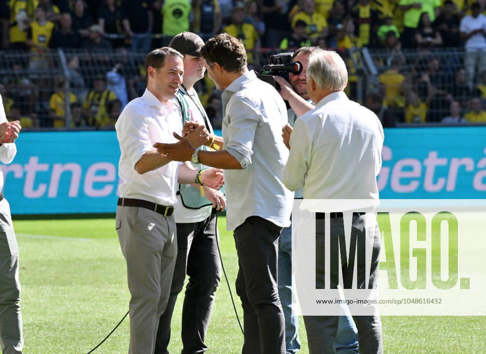 Lars Ricken (Geschäftsführer Borussia Dortmund), li., verabschiedet offiziell EX Trainer Edin Terzic 10.08.2024, Fussball Saison 2024 2025, Saisoneröffnung Testspiel Borussia Dortmund - Aston Villa 2:0 Dortmund Signal-Iduna-Park Nordrhein Westfalen Deutschland
