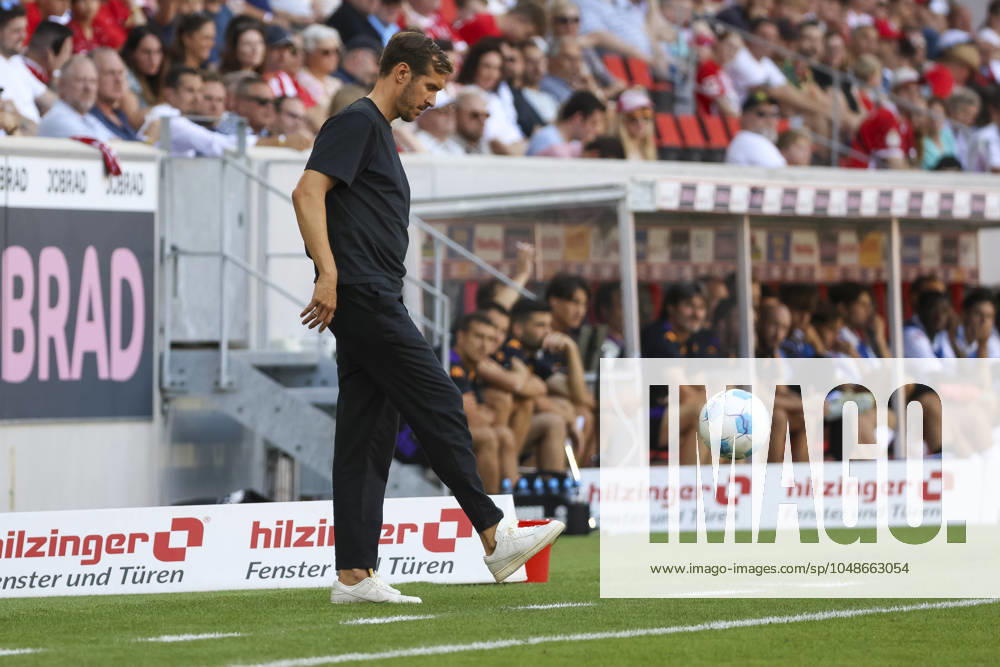 Julian Schuster (SC Freiburg, Trainer) am Ball , Fussball, Testspiel, 2024 2025, SC Freiburg vs. AC Florenz, 10.08.2024, Europa-Park Stadion , Freiburg im Breisgau, Deutschland Freiburg im Breisgau Europa-Park Stadion Baden-Wuerttemberg Deutschland