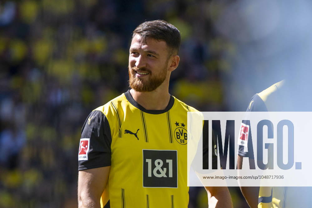 Saisoneröffnung und Testspiel Borussia Dortmund - Aston Villa im Signal-Iduna-Park. Dortmunds Salih Özcan steht auf dem Platz.