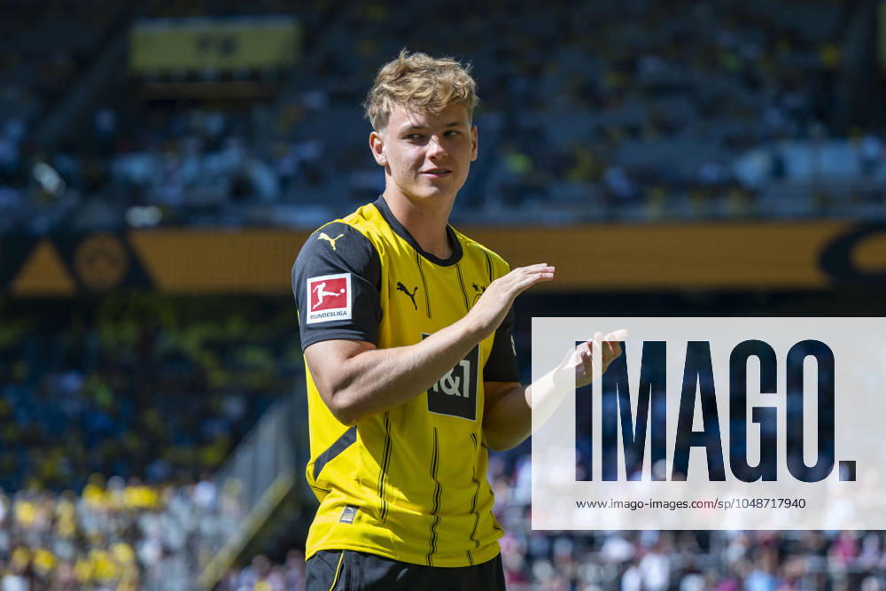 Saisoneröffnung und Testspiel Borussia Dortmund - Aston Villa im Signal-Iduna-Park. Dortmunds Cole Campbell betritt das Stadion.