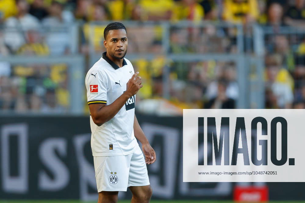 Almugera Kabar (Borussia Dortmund) schaut waehrend des Freundschaftsspiels zwischen Borussia Dortmund und Aston Villa im Signal-Iduna-Park am 10. August 2024 in Dortmund, DEU. (Foto von Mario Hommes DeFodi Images) +++ Dortmund, Germany, 10.08.24: Almugera Kabar (Borussia Dortmund) looks on during the Friendly match match between Borussia Dortmund and Aston Villa at Signal-Iduna-Park on August 10, 2024 in Dortmund, Germany. (Photo by Mario Hommes DeFodi Images) Defodi-542_BVBAST20240810_321