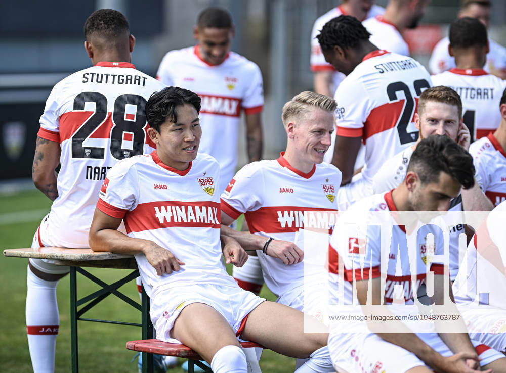 FUSSBALL 1. BUNDESLIGA SAISON 2024 2025 13.08.2024 Fototermin beim VfB Stuttgart auf dem Trainingsgelaende: Wooyeong Jeong (li) mit Chris Fuehrich (mitte)